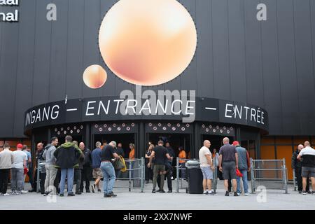 Bruxelles, Belgio. 23 agosto 2024. La gente arriva per un consiglio dei lavoratori per lo staff dell'Audi Brussels, nella sala eventi Forest National - Vorst Nationaal a Vorst-Forest, Bruxelles, venerdì 23 agosto 2024. Il mese scorso il Consiglio di amministrazione di Audi Brussels ha informato il Consiglio delle imprese della loro intenzione di procedere ad una ristrutturazione del sito. Ciò può includere anche la cessazione delle operazioni. BELGA PHOTO VIRGINIE LEFOUR credito: Belga News Agency/Alamy Live News Foto Stock