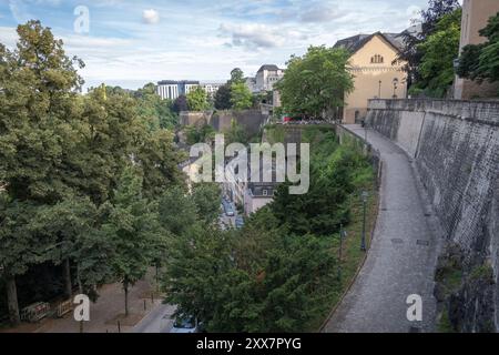 Vista serale della città alta e bassa, città di Lussemburgo Foto Stock