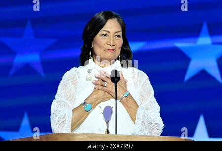 Chicago, Illinois, Stati Uniti. 22 agosto 2024. Debra Haaland, Segretario degli interni degli Stati Uniti, fa osservazioni il giorno 4 della Convention nazionale democratica del 2024 allo United Center di Chicago, Illinois, USA, giovedì 22 agosto, 2024. credito: Ron Sachs/CNP per NY Post credito: dpa/Alamy Live News Foto Stock