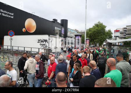 Bruxelles, Belgio. 23 agosto 2024. La gente arriva per un consiglio dei lavoratori per lo staff dell'Audi Brussels, nella sala eventi Forest National - Vorst Nationaal a Vorst-Forest, Bruxelles, venerdì 23 agosto 2024. Il mese scorso il Consiglio di amministrazione di Audi Brussels ha informato il Consiglio delle imprese della loro intenzione di procedere ad una ristrutturazione del sito. Ciò può includere anche la cessazione delle operazioni. BELGA PHOTO VIRGINIE LEFOUR credito: Belga News Agency/Alamy Live News Foto Stock