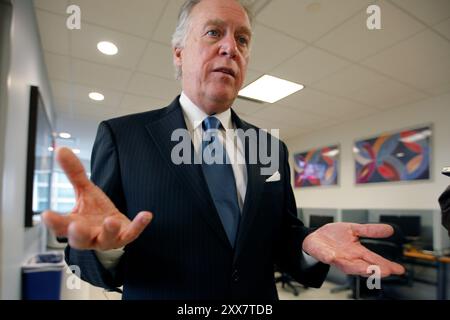 Denis M. Hughes, presidente della AFL-CIO dello Stato di New York, ex presidente della Federal Reserve Bank di New York‚Äôs Consiglio di amministrazione informa i media stranieri al New York Foreign Press Center. Foto Stock