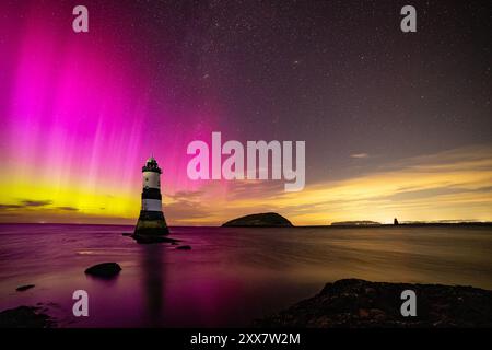 L'Aurora Borealis sul faro di Trwyn Du a Penmon Point, Anglesey, Galles del Nord Foto Stock