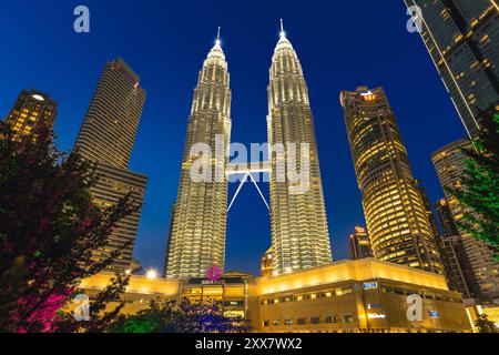 11 gennaio 2023: torri gemelle petronas, gli edifici più alti di Kuala Lumpur, malesia e le torri gemelle più alte del mondo. la costruzione è iniziata Foto Stock