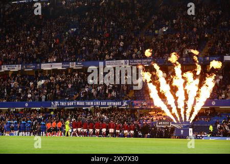 Vista generale dello spettacolo pirotecnico allo stadio Stamford Bridge prima del calcio d'inizio durante la partita di calcio del Chelsea and Servette, Europa Conference League, Play Off, 1st Leg, Stamford Bridge, Londra Regno Unito. Credito : Michael Zemanek Foto Stock