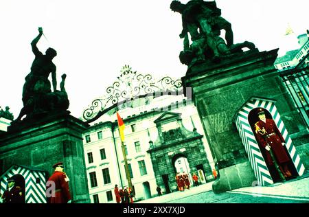 Cerimonia del cambio della Guardia del Castello sulla porta di Mattia (1614). Castello di Praga (fondato nel 880, oggi è la sede del presidente del Republi ceco Foto Stock