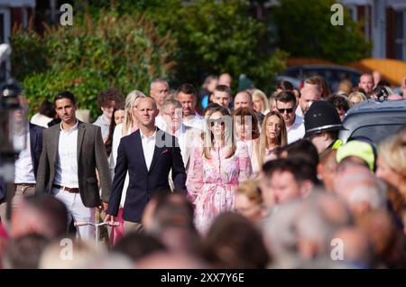 I lutti camminano dietro la carrozza trainata da cavalli che porta la bara della vittima pugnalatrice di Southport Elsie Dot Stancombe, mentre il corteo si reca al suo funerale nella chiesa di St John a Birkdale. Il bambino di sette anni è morto in un attacco di coltello durante una lezione di danza a Southport il 29 luglio. Data foto: Venerdì 23 agosto 2024. Foto Stock