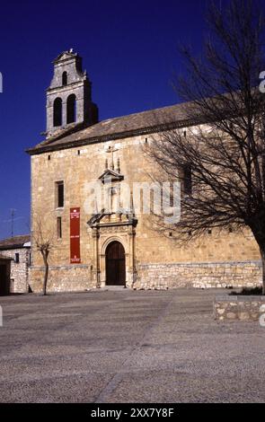 Chiesa di San Juan Bautista, Piazza Don Juan Manuel. Stile Herreriano, costruito nel XVI secolo. sopra una vecchia chiesa romanica. Bell-gable dal diciottesimo centesimo. Poll Foto Stock