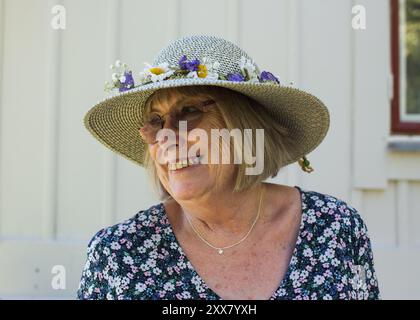 ritratto di una nonna sorridente con un cappello di mezza estate Foto Stock