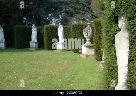 L'Exedra, una collezione di statue e urne del XVIII secolo che fiancheggiano uno dei giardini di Chiswick House a West London Foto Stock