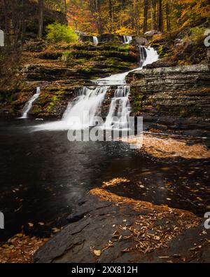 Cascata della Pennsylvania in autunno con foglie che vorticano sotto Foto Stock