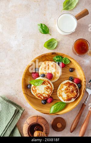 cheesecake con frutti di bosco su un piatto di legno. Foto Stock
