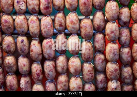 Vista ravvicinata della salsiccia di maiale appesa al mercato Foto Stock