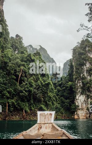 Giro in barca tradizionale sul lago Cheow LAN nel parco nazionale di Khao Sok Foto Stock