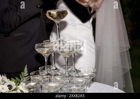 Una piccola torre di champagne verserà il giorno del matrimonio Foto Stock