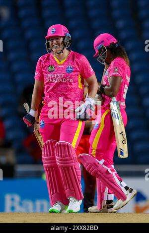 SAN FERNANDO, TRINIDAD E TOBAGO - 22 AGOSTO: Laura Harris (L) e Hayley Matthews delle Barbados Royals donne durante la partita Women Caribbean Premier League tra Trinbago Knight Riders e Barbados Royals alla Brian Lara Cricket Academy il 22 agosto 2024 a San Fernando, Trinidad e Tobago. (Foto di Daniel Prentice) Foto Stock