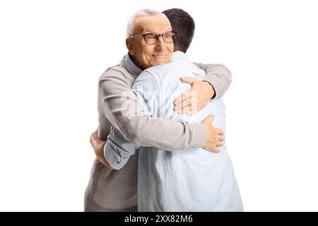 Uomo anziano che abbraccia un uomo più giovane isolato su sfondo bianco Foto Stock