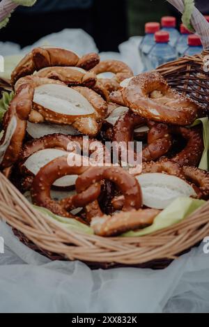 Cestino di vimini pieno di tradizionali pretzel di liscivie, evento all'aperto Foto Stock