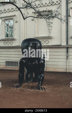 A cRrawling Babies, un'infrastruttura a Praga di David Cerny. Un bambino gigante in bronzo con un corpo liscio e alieno si arrampica su un muro. La faccia è piatta. Foto Stock