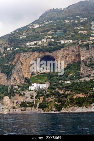 Conca dei Marini, Italia - 28 giugno 2014: White Building Borgo Santandrea Hotel sulla scogliera di Conca dei Marini Costiera Amalfitana viaggi Vacanze estive. Foto Stock