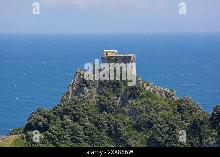 Conca dei Marini, Italia - 27 giugno 2014: Fortificazione Torre del Capo di Conca in cima alla scogliera storico punto di riferimento della Costiera Amalfitana Estate Travel Skyline. Foto Stock