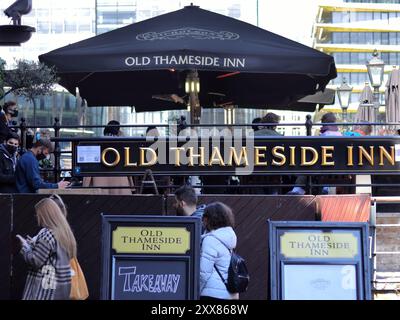 The Old Thameside Inn, Nicholson's Pub, pub sul lungofiume situato sui terreni storici del molo di Pickford's Wharf a Londra Foto Stock