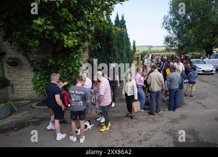 Gente che fa la fila all'aperto del nuovo pub di Jeremy Clarkson, il Farmer's Dog, ad Asthall, vicino a Burford nell'Oxfordshire. Data foto: Venerdì 23 agosto 2024. Foto Stock