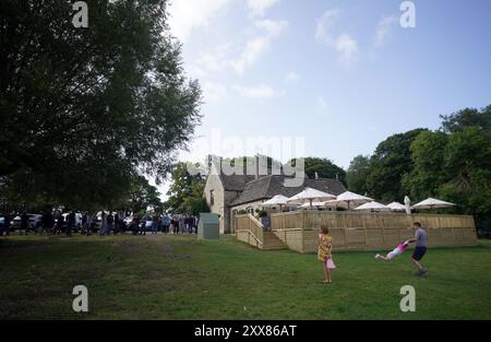 Gente che fa la fila all'aperto del nuovo pub di Jeremy Clarkson, il Farmer's Dog, ad Asthall, vicino a Burford nell'Oxfordshire. Data foto: Venerdì 23 agosto 2024. Foto Stock