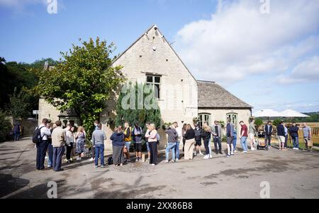 Gente che fa la fila all'aperto del nuovo pub di Jeremy Clarkson, il Farmer's Dog, ad Asthall, vicino a Burford nell'Oxfordshire. Data foto: Venerdì 23 agosto 2024. Foto Stock