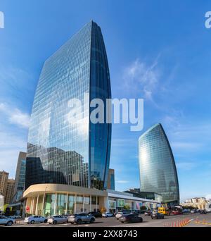 Baku, Azerbaigian - 10 maggio 2024: Le alte torri Port Baku riflettono la luce del sole, mostrando un'architettura moderna in un vivace ambiente urbano Foto Stock