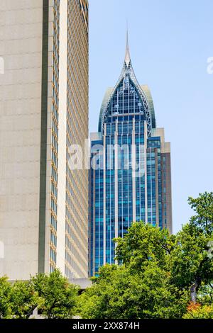 Primo piano dell'RSA Trustmark Building degli anni '1960 e della RSA Battle House Tower in stile art deco, Mobile, Alabama, Stati Uniti Foto Stock