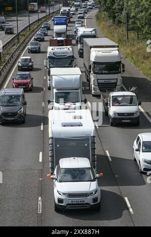 M5 Motorway, Sandwell West Midlands, 23 agosto 2024 - il traffico di fuga durante le festività natalizie di agosto ha raggiunto lo svincolo 1 della M5 vicino a Birmingham, con veicoli bloccati in griglia allo svincolo 8 dell'autostrada M6 che porta a nord e sud mentre migliaia di persone sono scese in strada per l'ultima vacanza prima di Natale. Credito: Interrompi stampa Media/Alamy Live News Foto Stock