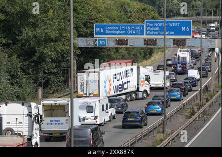 M5 Motorway, Sandwell West Midlands, 23 agosto 2024 - il traffico di fuga durante le festività natalizie di agosto ha raggiunto lo svincolo 1 della M5 vicino a Birmingham, con veicoli bloccati in griglia allo svincolo 8 dell'autostrada M6 che porta a nord e sud mentre migliaia di persone sono scese in strada per l'ultima vacanza prima di Natale. Credito: Interrompi stampa Media/Alamy Live News Foto Stock