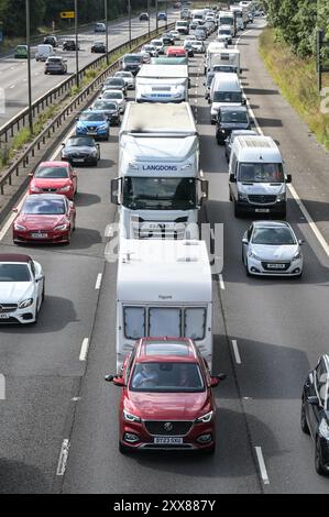 M5 Motorway, Sandwell West Midlands, 23 agosto 2024 - il traffico di fuga durante le festività natalizie di agosto ha raggiunto lo svincolo 1 della M5 vicino a Birmingham, con veicoli bloccati in griglia allo svincolo 8 dell'autostrada M6 che porta a nord e sud mentre migliaia di persone sono scese in strada per l'ultima vacanza prima di Natale. Credito: Interrompi stampa Media/Alamy Live News Foto Stock