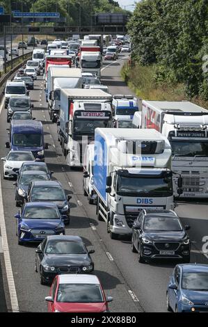 M5 Motorway, Sandwell West Midlands, 23 agosto 2024 - il traffico di fuga durante le festività natalizie di agosto ha raggiunto lo svincolo 1 della M5 vicino a Birmingham, con veicoli bloccati in griglia allo svincolo 8 dell'autostrada M6 che porta a nord e sud mentre migliaia di persone sono scese in strada per l'ultima vacanza prima di Natale. Credito: Interrompi stampa Media/Alamy Live News Foto Stock