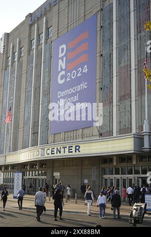 Chicago, Stati Uniti. 22 agosto 2024. La gente arriva per partecipare alla Convention Nazionale Democratica di Chicago, negli Stati Uniti, 22 agosto 2024. Il vicepresidente degli Stati Uniti Kamala Harris ha ufficialmente accettato la nomina presidenziale del Partito Democratico alla Convention Nazionale Democratica (DNC) tenutasi allo United Center di Chicago giovedì sera. Crediti: Wu Xiaoling/Xinhua/Alamy Live News Foto Stock