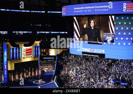 Chicago, Stati Uniti. 22 agosto 2024. Il Vicepresidente degli Stati Uniti Kamala Harris parla alla Convention Nazionale Democratica di Chicago, negli Stati Uniti, 22 agosto 2024. Il vicepresidente degli Stati Uniti Kamala Harris ha ufficialmente accettato la nomina presidenziale del Partito Democratico alla Convention Nazionale Democratica (DNC) tenutasi allo United Center di Chicago giovedì sera. Crediti: Wu Xiaoling/Xinhua/Alamy Live News Foto Stock
