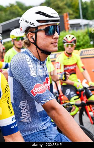 Overijse, Belgio. 23 agosto 2024. Belga Sente Sentjens di Alpecin-Deceuninck nella foto all'inizio della corsa ciclistica "Druivenkoers" di un giorno, 206, a 3 km da e per Overijse, venerdì 23 agosto 2024. BELGA PHOTO MARC GOYVAERTS crediti: Belga News Agency/Alamy Live News Foto Stock