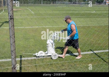 addetto alla piscina e addetto allo sport al lavoro addetto alla piscina e addetto allo sport Foto Stock