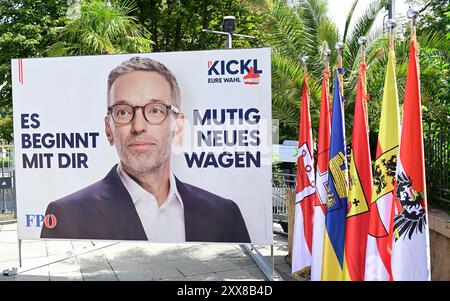 Vienna, Austria. 23 agosto 2024. Il FPÖ (Partito della libertà d'Austria) presenta la prima ondata di manifesti per le elezioni del Consiglio nazionale del 2024 a Vienna. Slogan del poster: Inizia con te, osa provare qualcosa di nuovo. Crediti: Franz PERC/Alamy Live News Foto Stock