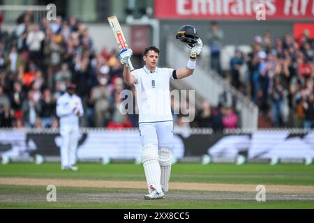 Manchester, Regno Unito il 23/8/2024.Jamie Smith dell'Inghilterra celebra il suo primo secolo di test (100 corse) durante la partita England Men vs Sri Lanka 1st Rothesay test Match Day 3 a Old Trafford, Manchester, Regno Unito, 23 agosto 2024 (foto di Craig Thomas/News Images) in, il 23/8/2024. (Foto di Craig Thomas/News Images/Sipa USA) credito: SIPA USA/Alamy Live News Foto Stock