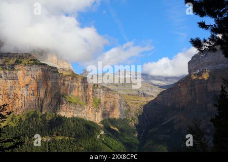 Montagne nei Pirenei spagnoli nuvolosi. Vista dal sentiero escursionistico Senda de Los Cazadores nel Parco Nazionale di Ordesa y Monte Perdido nei Pirenei. Foto Stock