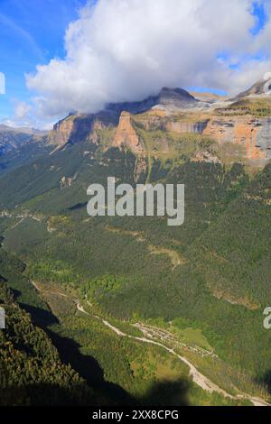 Montagne nei Pirenei spagnoli nuvolosi. Vista dal sentiero escursionistico Senda de Los Cazadores nel Parco Nazionale di Ordesa y Monte Perdido nei Pirenei. Foto Stock