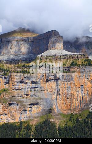 Montagne nei Pirenei spagnoli nuvolosi. Vista dal sentiero escursionistico Senda de Los Cazadores nel Parco Nazionale di Ordesa y Monte Perdido nei Pirenei. Foto Stock