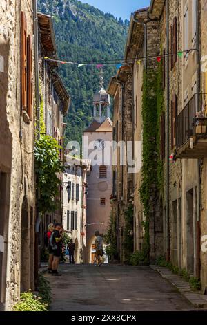 Francia, Drôme, Drôme provenzale, Châtillon-en-Diois, etichettato Les Plus Beaux Villages de France, rue des Rostangs e la Torre dell'Orologio del XVIII secolo Foto Stock