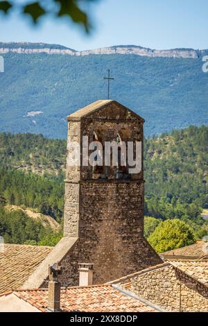 Francia, Drôme, Drôme provenzale, Châtillon-en-Diois, etichettato Les Plus Beaux Villages de France, campanile della chiesa di Saint-Julien Foto Stock