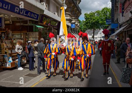 Francia, alta Pirenei, Lourdes, Guardia pontificia svizzera nelle strade della città durante il 64° pellegrinaggio militare internazionale Foto Stock