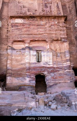 Giordania, sito archeologico nabeo di Petra, patrimonio dell'umanità dell'UNESCO, la tomba reale di seta scolpita negli strati colorati Foto Stock