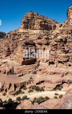 Giordania, sito archeologico nabeo di Petra, patrimonio dell'umanità dell'UNESCO, montagne intorno al sito Foto Stock