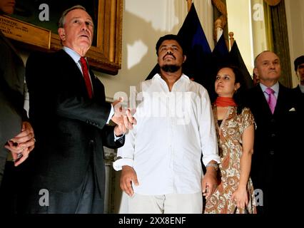 Il tassista Ahmed Hassan Sharif con il sindaco Michael Bloomberg al municipio di New York. Sharif e' stato aggredito e ripetutamente pugnalato mentre guidava il suo taxi in quello che sembra essere un crimine d'odio. Foto Stock