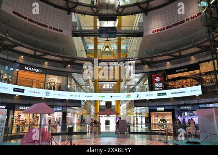 BARCELLONA, SPAGNA - 8 OTTOBRE 2021: Centro commerciale Arenas de Barcelona in Spagna. Il centro commerciale è stato convertito da una Plaza de toros de las Arenas. Foto Stock